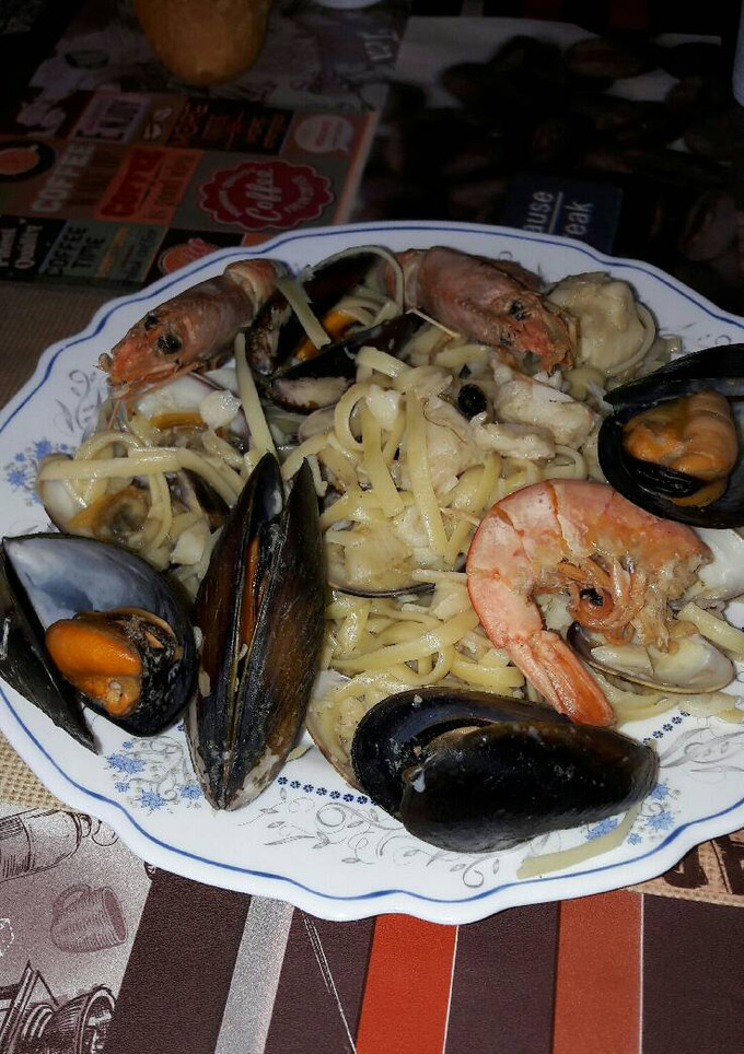 Una foto de Tallarines de marisco picantes