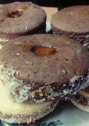 Una foto de Alfajores de maicena de chocolate y normales 😋👌