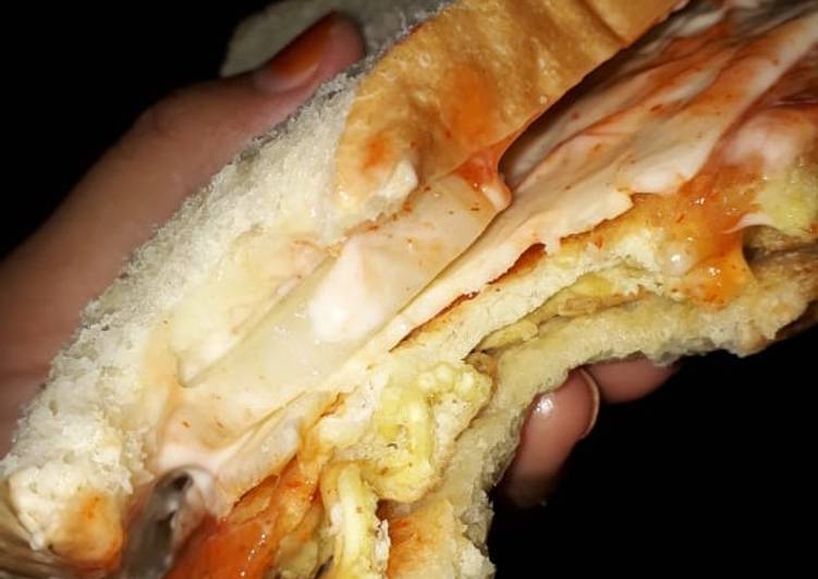 Langkah Mudah untuk Menyiapkan Sandwich telur dadar yang Enak Banget