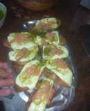 Tostas de queso de burgos a la plancha con mojo de cilantro