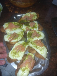 Una foto de Tostas de queso de burgos a la plancha con mojo de cilantro