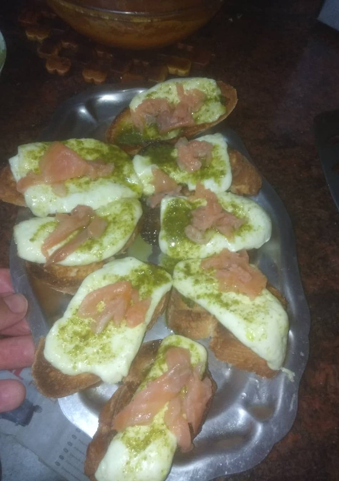 Una foto de Tostas de queso de burgos a la plancha con mojo de cilantro