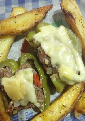 Una foto de Morrones rellenos de carne molida