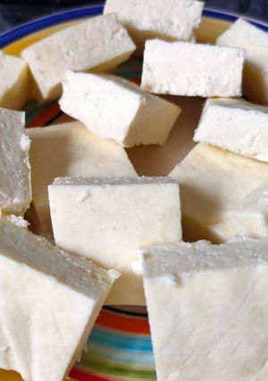 A picture of Paneer / cottage cheese.