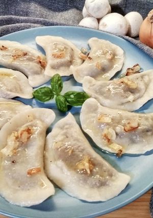 Zdjęcie przepisu Pierogi z pieczarkami i serem żółtym.