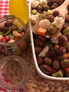 Foto di "Alivi cunzati" Olive condite con la giardiniera 🌷
