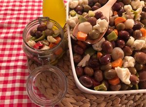 Foto di "Alivi cunzati" Olive condite con la giardiniera 🌷