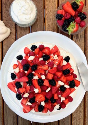 Une photo de Pavlova aux fruits rouges
