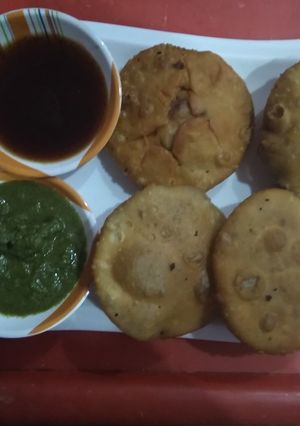 A picture of Aloo(potato) pyaz(onion) kachori.