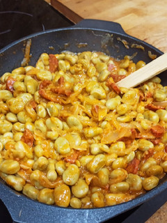 Una foto de Habas baby con chorizo al pesto
