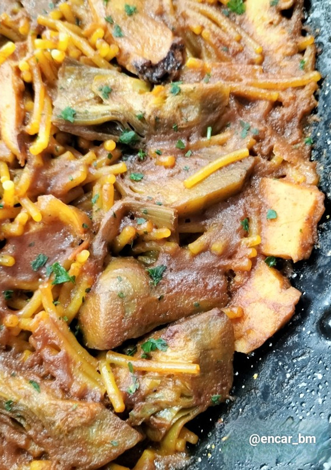 Una foto de Fideos con alcachofas y pota