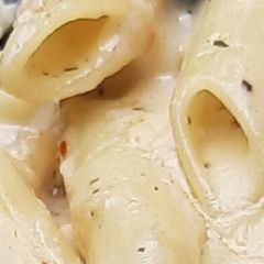 A picture of White sauce pasta.