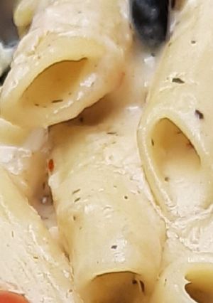 A picture of White sauce pasta.