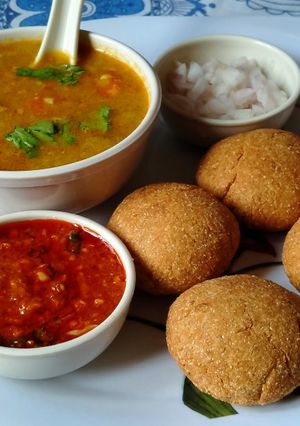 દાલ બાટી (Dal Bati Recipe In Gujarati) રેસીપી મુખ્ય ફોટો