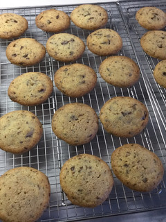 Foto di Chocolate chip cookies (Biscotti con gocce di cioccolato)