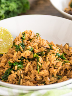 Una foto de Arroz con kale y shiitake vegano y fácil