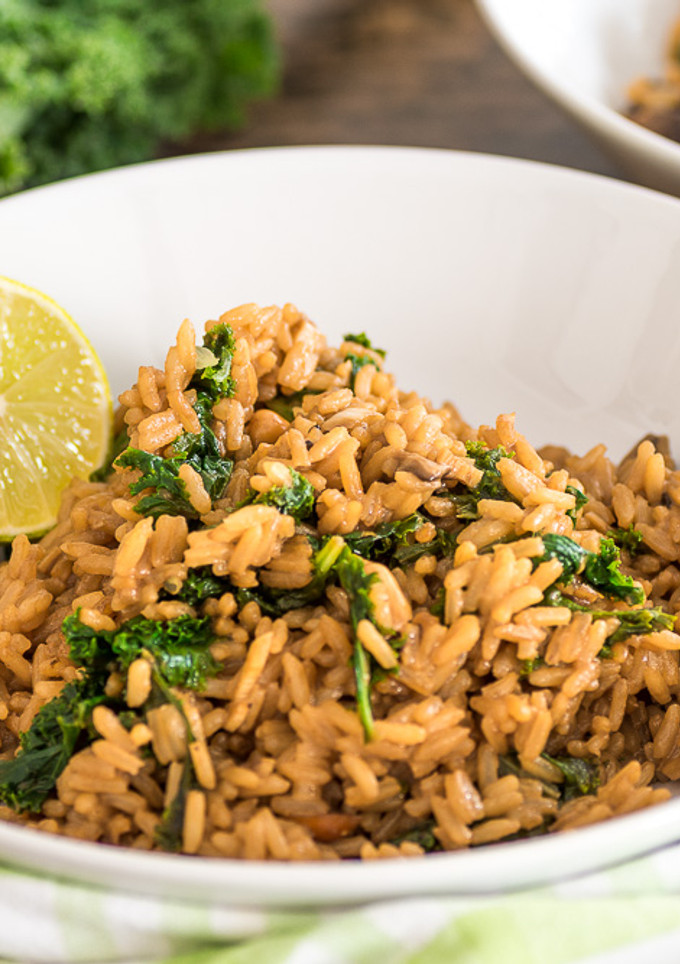 Una foto de Arroz con kale y shiitake vegano y fácil