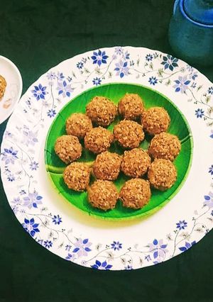 વધેલી રોટલી ના લાડુ (Left Over Rotli Ladoo Recipe In Gujarati) રેસીપી મુખ્ય ફોટો
