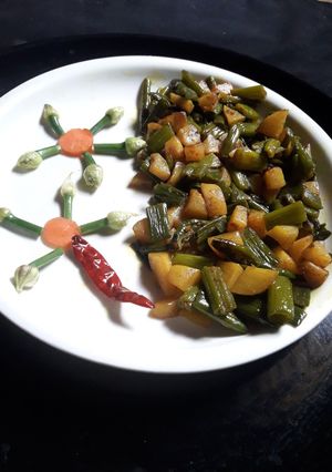 A picture of Onion flower stalk fry.