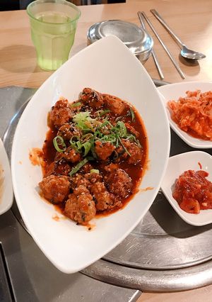 Hình của món Thịt viên rim cay.