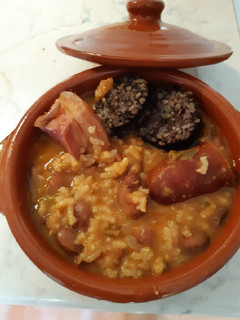 Una foto de Judías pintas con arroz con morcilla de Burgos en olla de barro
