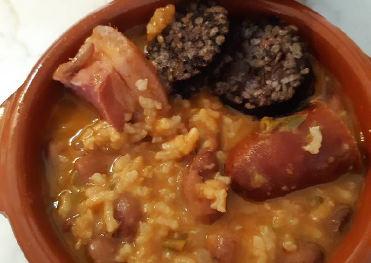 Judías pintas con arroz con morcilla de Burgos en olla de barro