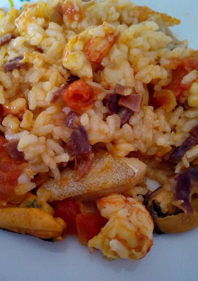 Una foto de Arroz con jamón ibérico y delicias de mar