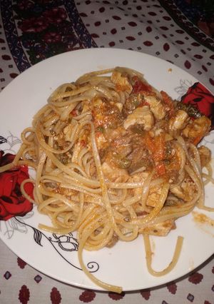 Una foto de Pollo al wok con verduritas y spaghetti