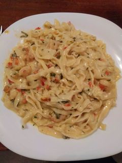 Una foto de Fideos caseros. Suaves y fáciles de hacer. Con salsa de crema y langostinos. 🍝🦐