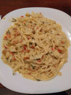 Una foto de Fideos caseros. Suaves y fáciles de hacer. Con salsa de crema y langostinos. 🍝🦐