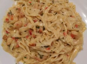 Una foto de Fideos caseros. Suaves y fáciles de hacer. Con salsa de crema y langostinos. 🍝🦐
