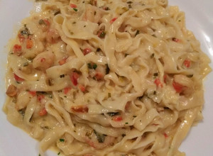 Una foto de Fideos caseros. Suaves y fáciles de hacer. Con salsa de crema y langostinos. 🍝🦐