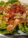 Ensalada de salmón y quinoa con aderezo de albahaca
