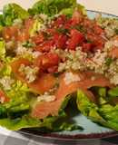 Ensalada de salmón y quinoa con aderezo de albahaca