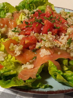 Una foto de Ensalada de salmón y quinoa con aderezo de albahaca