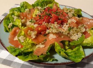 Foto principal de Ensalada de salmón y quinoa con aderezo de albahaca