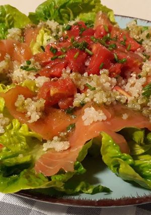 Una foto de Ensalada de salmón y quinoa con aderezo de albahaca