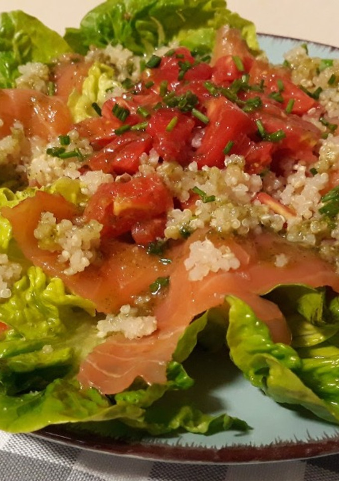 Una foto de Ensalada de salmón y quinoa con aderezo de albahaca