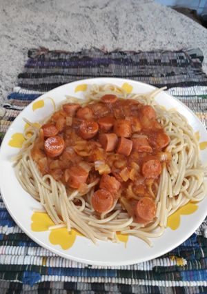 Una foto de Fideos spaghetti con salsa de salchichas