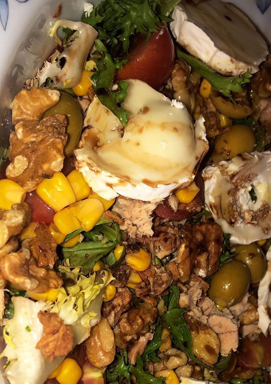 Una foto de Ensalada con rulo de cabra