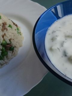 صورة لوصفة رز ببازاليا مع سلطة لبن وخيار