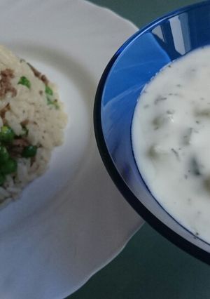 صورة لوصفة رز ببازاليا مع سلطة لبن وخيار