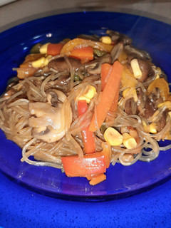 Una foto de Fideos de arroz con verduras