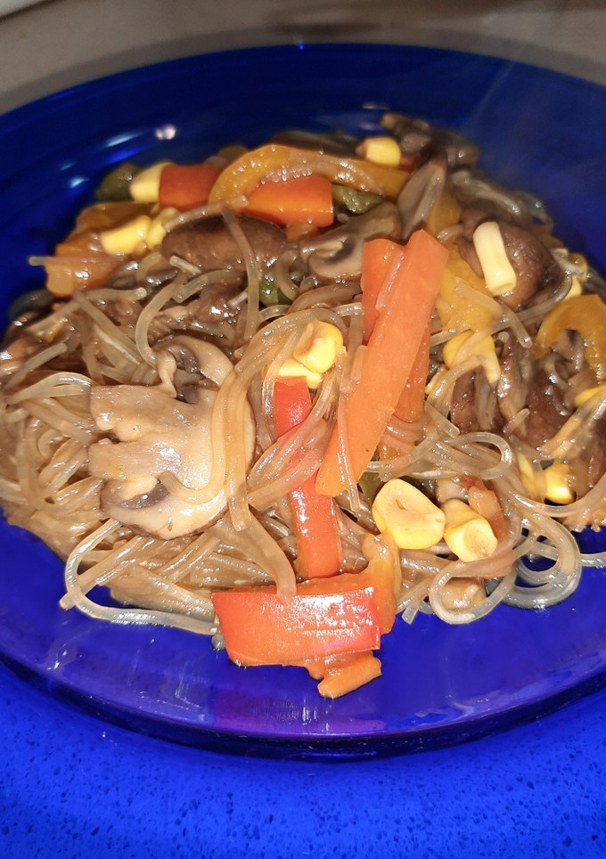 Una foto de Fideos de arroz con verduras