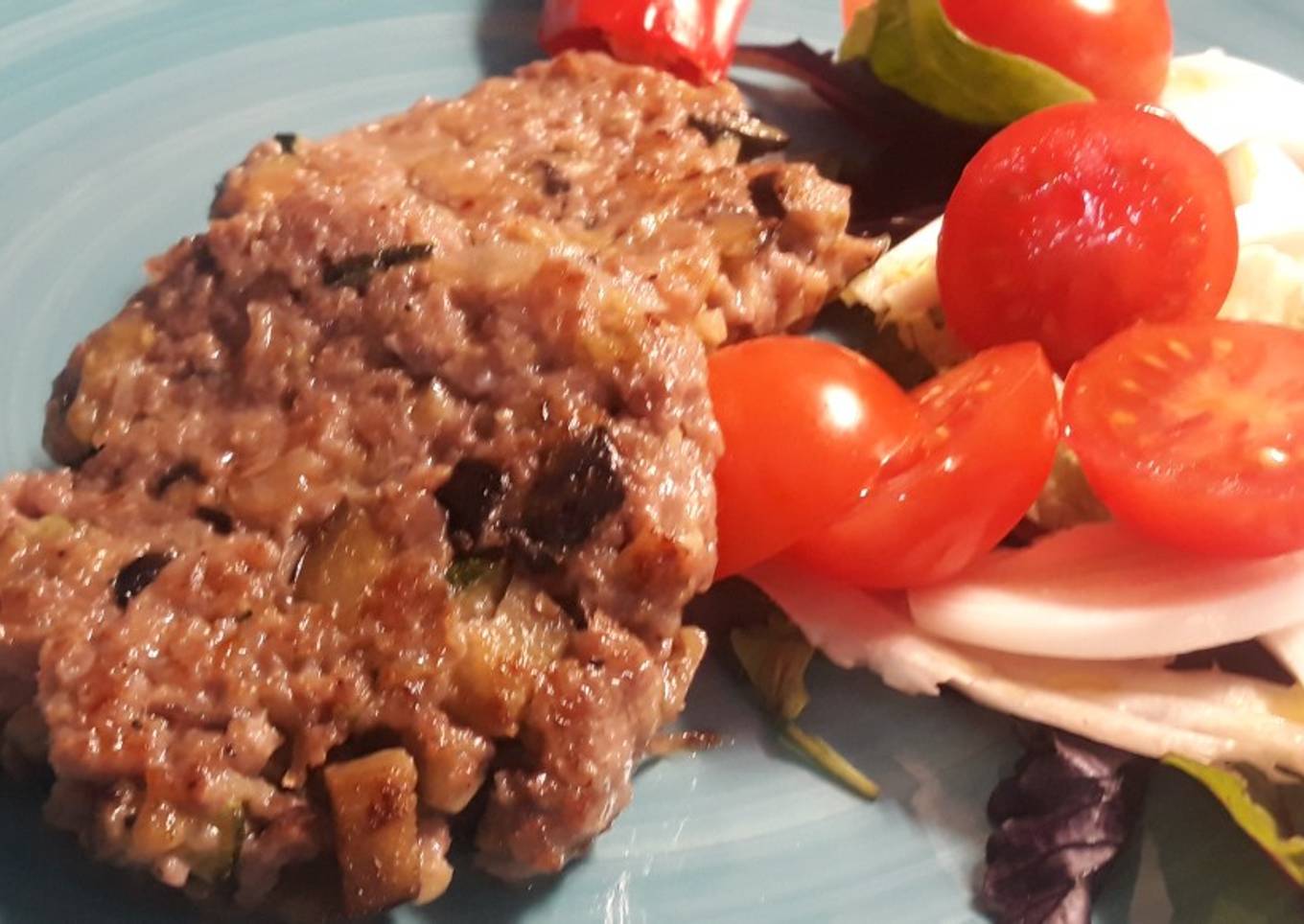 Hamburguesas de ternera, berenjena, calabacín y cebolla