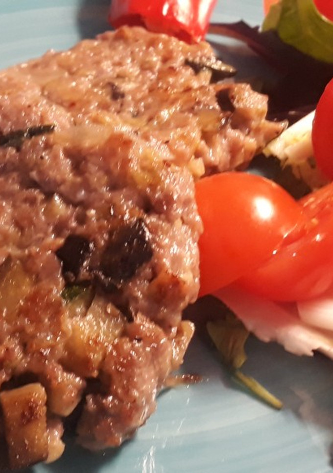 Una foto de Hamburguesas de ternera, berenjena, calabacín y cebolla