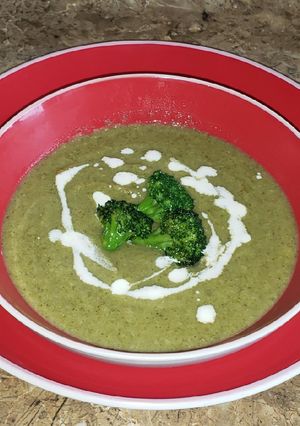 Una foto de Crema de brócoli 🥦 y apio