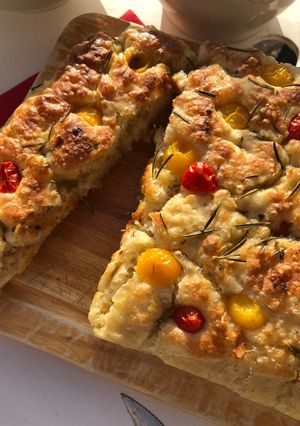 Une photo de Focaccia tomates et romarin
