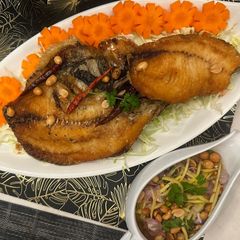 A picture of Pla Nim (Nile Tilapia) - with green Mango Salad Thai Style - WOW :P.