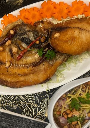A picture of Pla Nim (Nile Tilapia) - with green Mango Salad Thai Style - WOW :P.